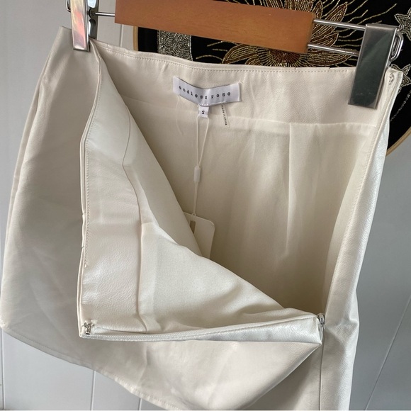 NWT Endless Rose Faux Leather Non Patent Sweeped Skirt White Textured HN808K - Picture 7 of 8